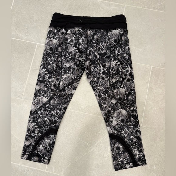 Lululemon Run Inspire Crop II in Flowabunga Black Angel Wing Size 10 - Picture 8 of 12